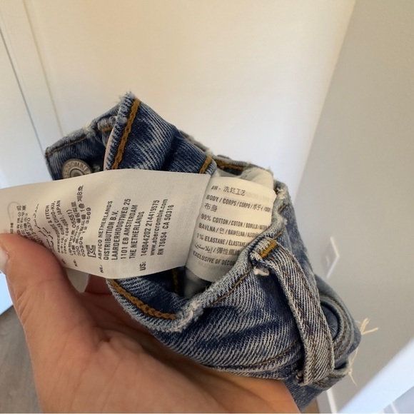 Abercrombie & Fitch High Rise 9” Inseam Denim Shorts Medi Wash Raw Hem Size 24 - Picture 8 of 8